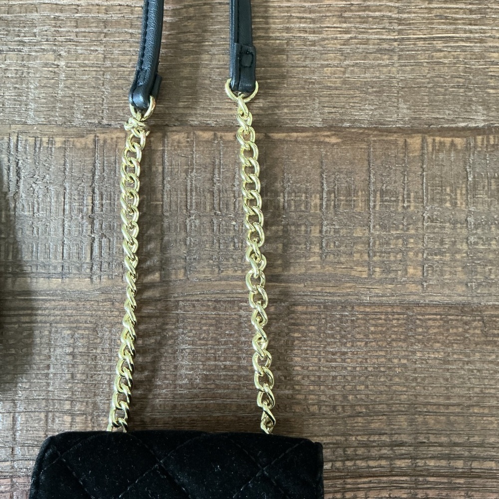 Liz Claiborne Black Quilted Phone/Wallet Bag with Gold Chain - Picture 2 of 5